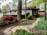 This Week’s Find: Brady Bunch-Style on MacArthur Boulevard